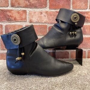 Zanzibar womens black leathered bootie size 8.5